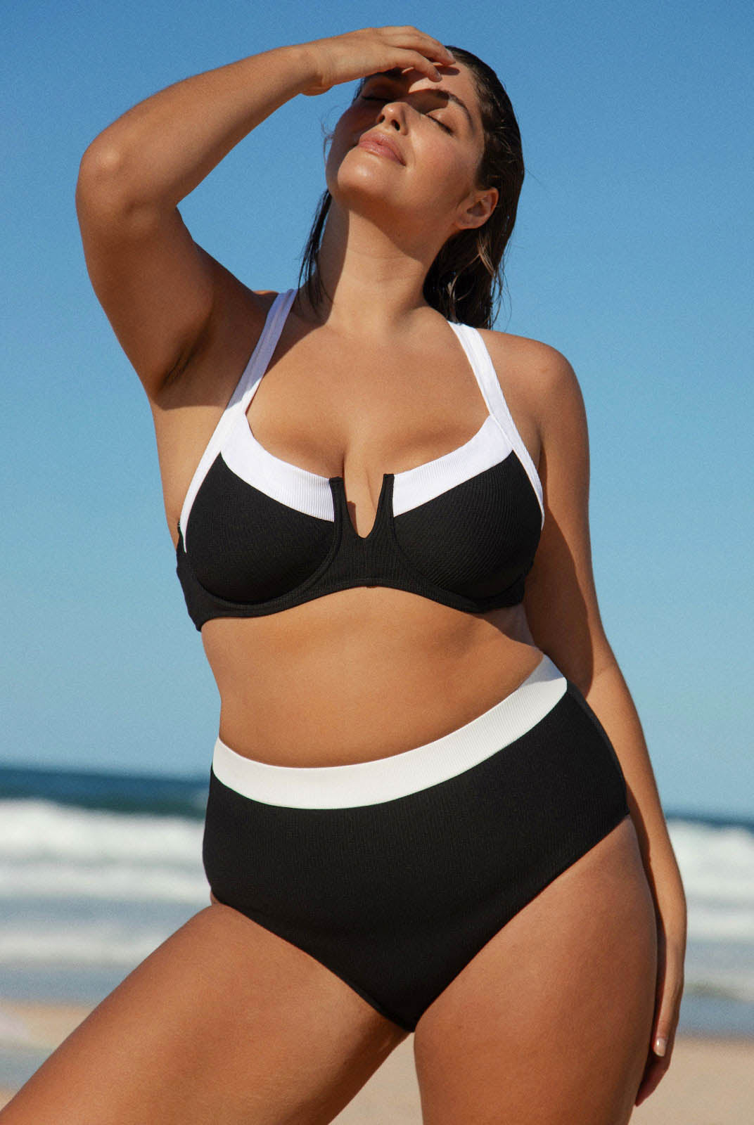 Contrast Trim Plus Size Bikini Top Sustainable Plus Size Bikinis - BERLOOK