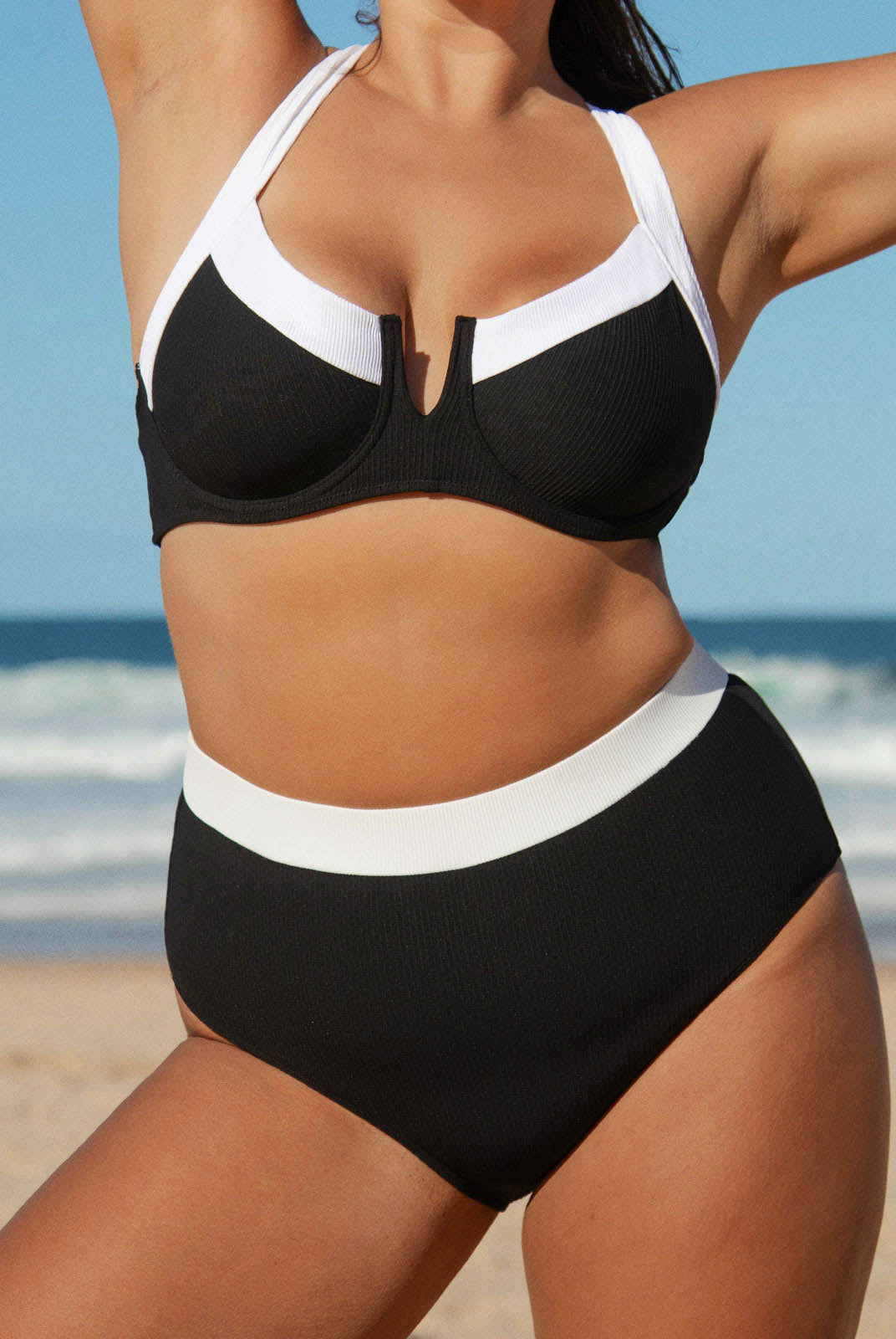 Contrast Trim Plus Size Bikini Top Sustainable Plus Size Bikinis - BERLOOK