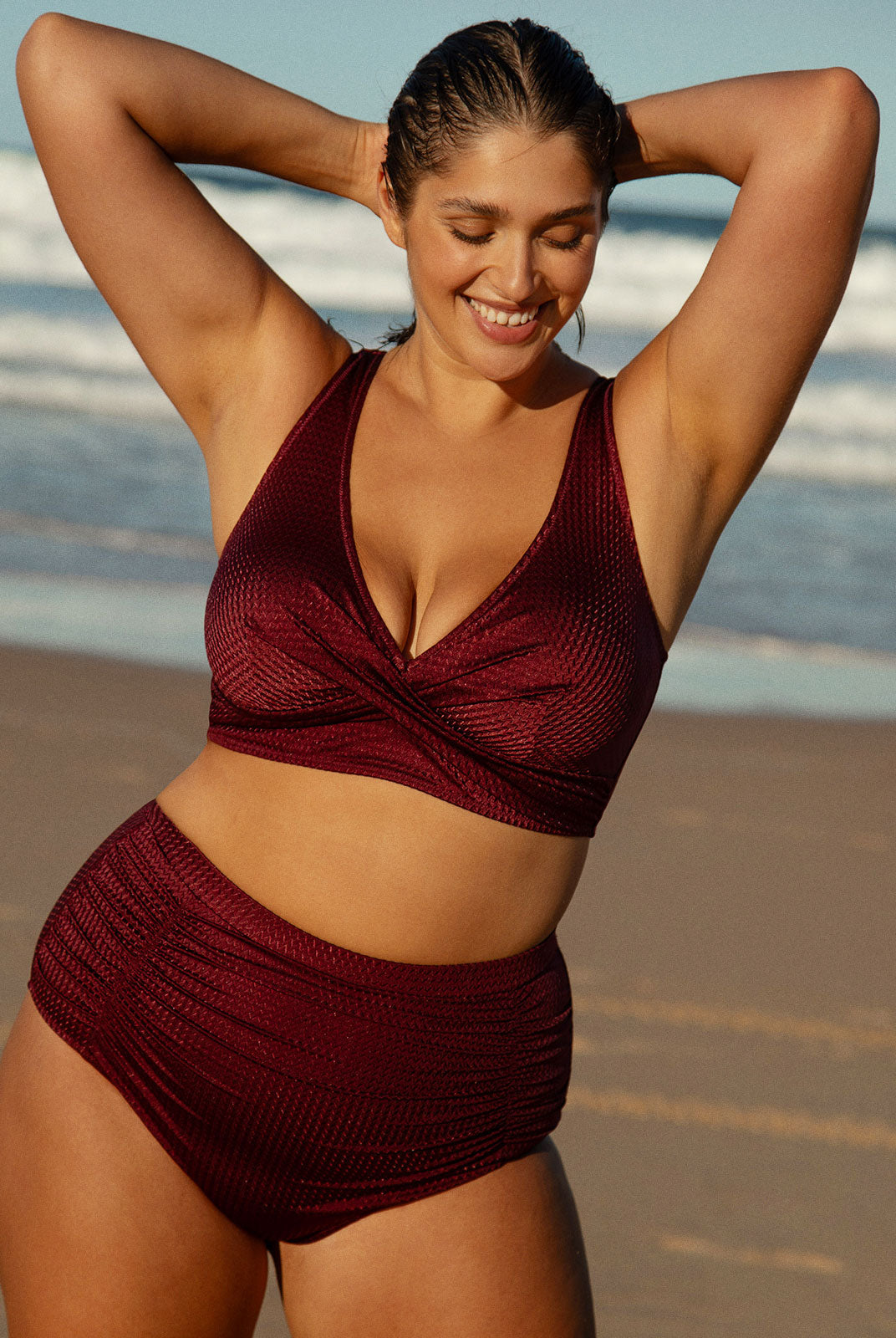 Jacquard Twist Front Plus Size Bikini Top Sustainable Plus Size Bikinis - BERLOOK