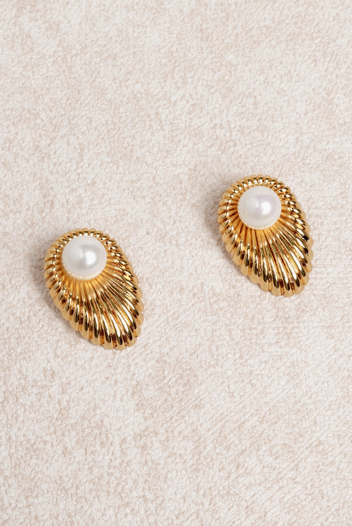 Ladies' Copper Pearl and Shell Stud Earrings Gold Sustainable Earrings - BERLOOK