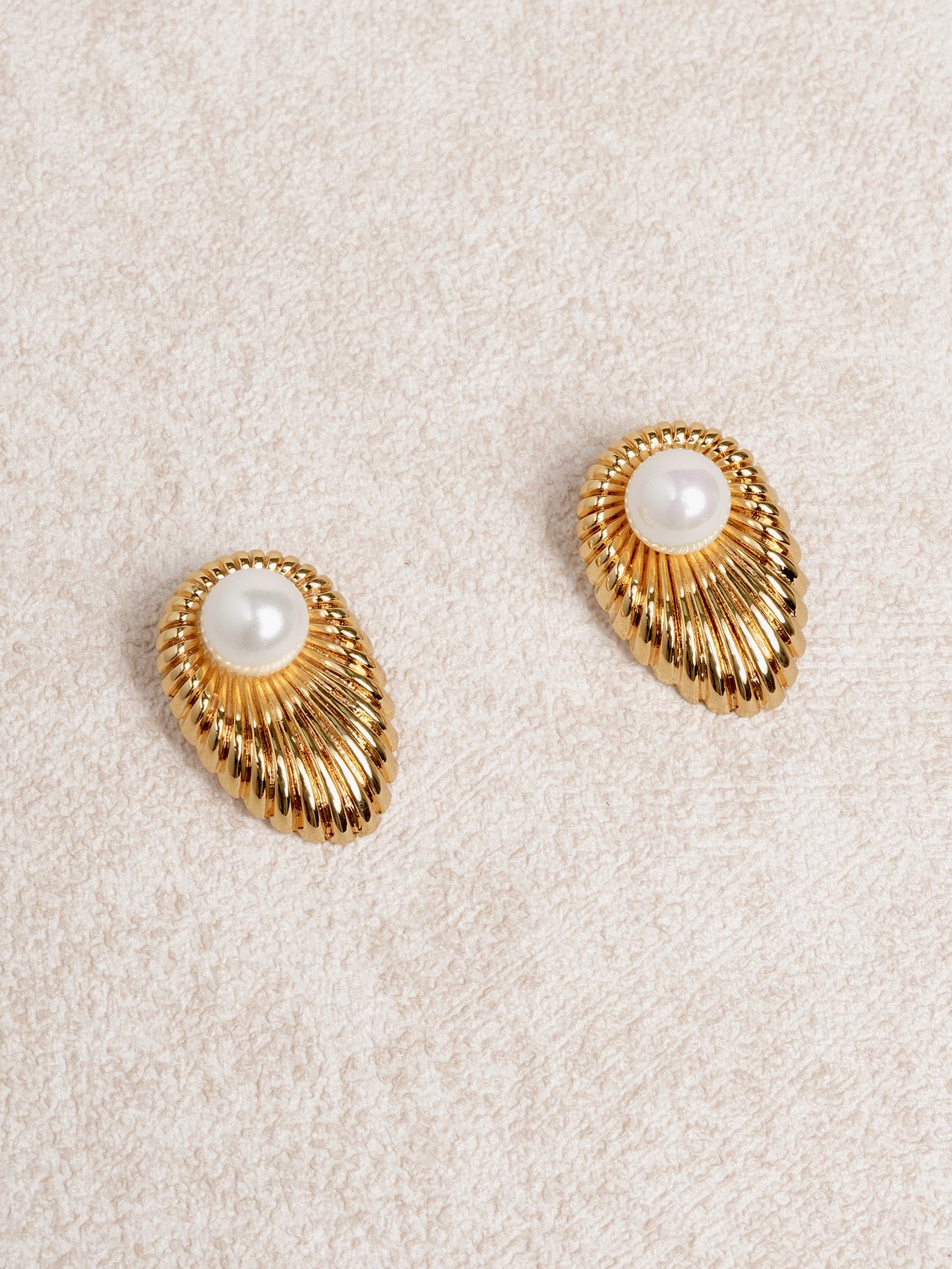 Ladies' Copper Pearl and Shell Stud Earrings Gold Sustainable Earrings - BERLOOK