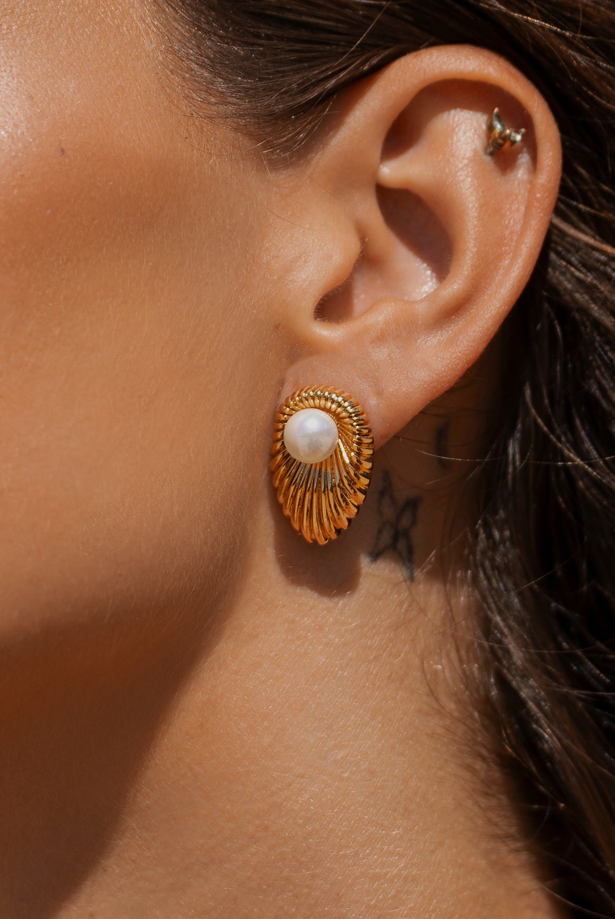 Ladies' Copper Pearl and Shell Stud Earrings Sustainable Earrings - BERLOOK