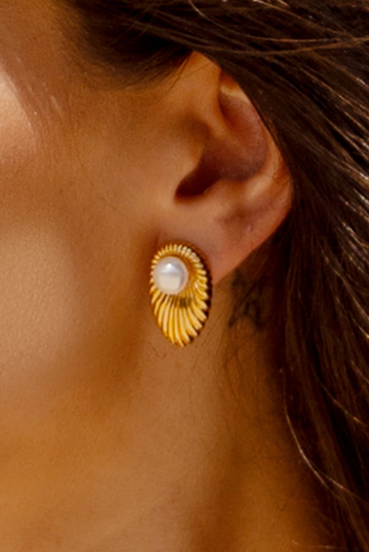Ladies' Copper Pearl and Shell Stud Earrings Sustainable Earrings - BERLOOK
