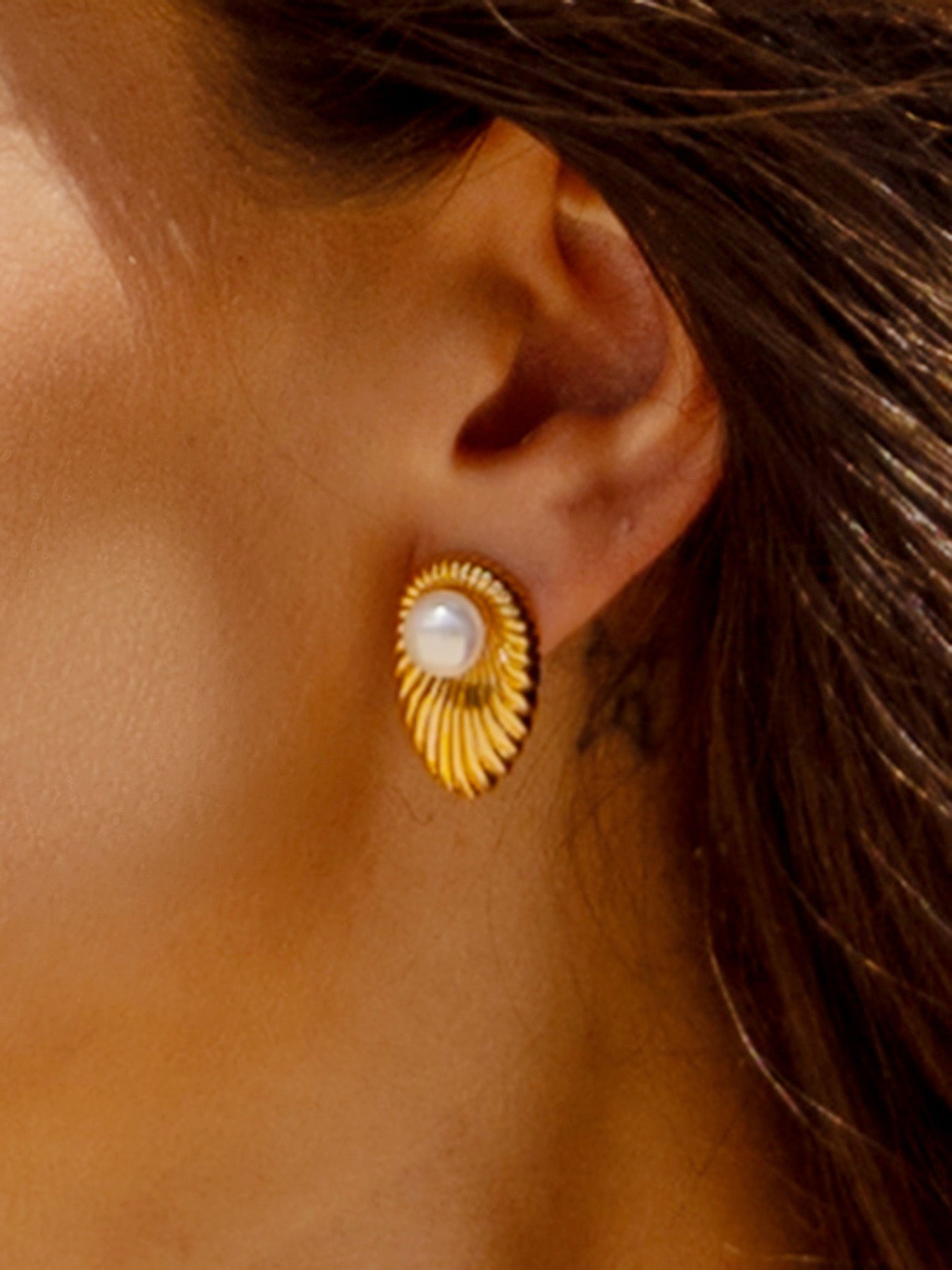 Ladies' Copper Pearl and Shell Stud Earrings Sustainable Earrings - BERLOOK