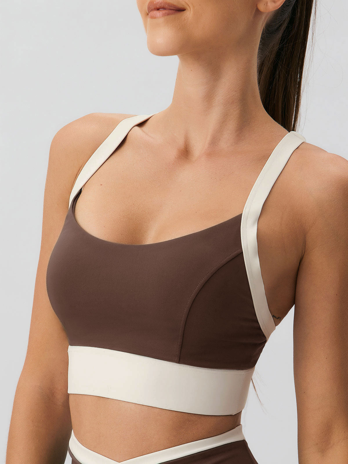 Women'S Knitted Nylon Contrast Color Yoga Sports Bra Coffee Sustainable Yoga Tops - BERLOOK