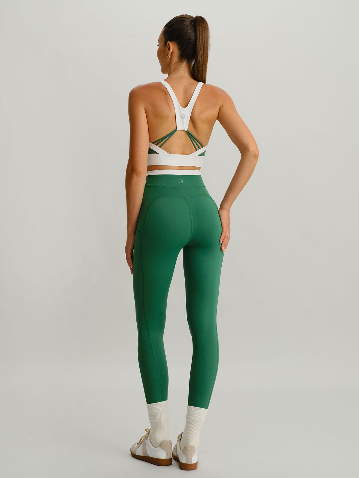 Women'S Knitted Nylon Contrast Color Yoga Sports Bra Sustainable Yoga Tops - BERLOOK