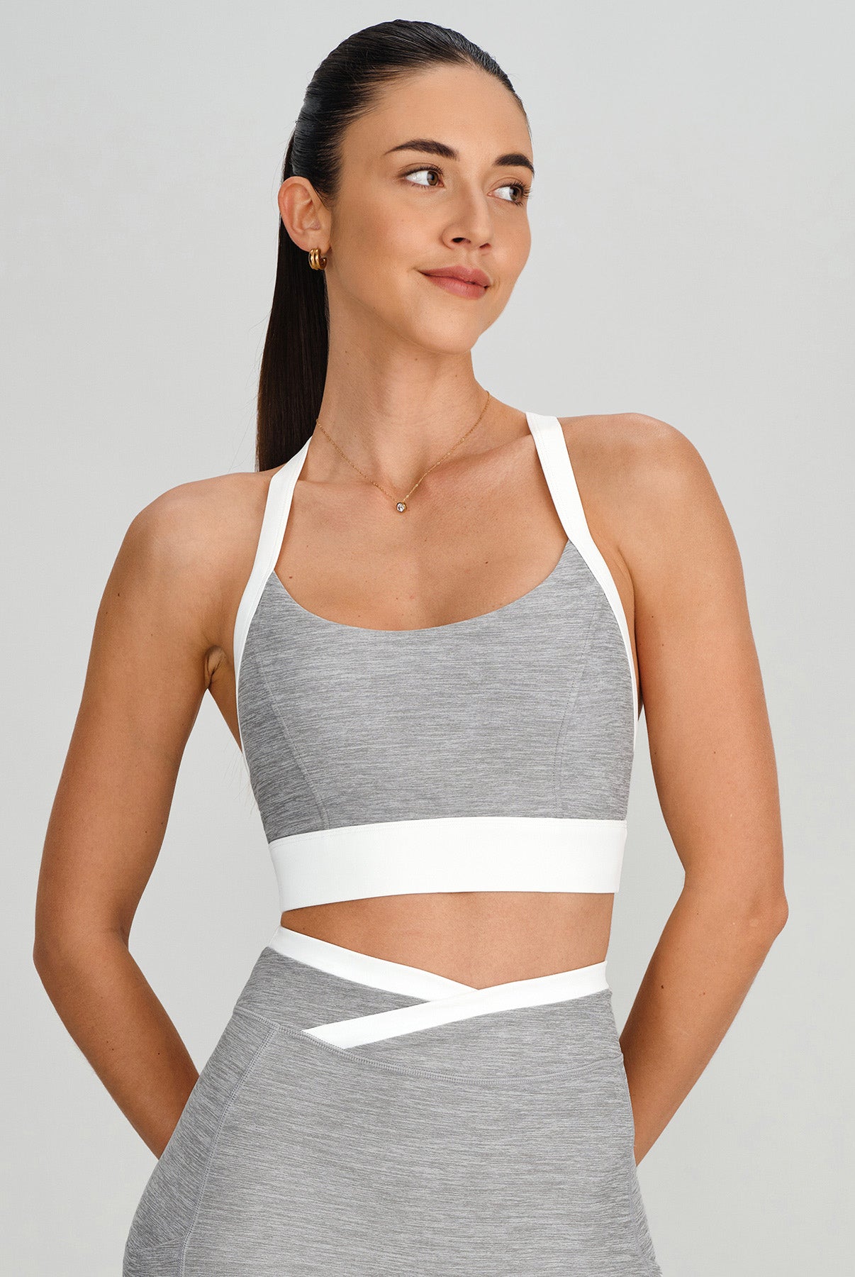 Women's Color-Block Knitted Nylon Yoga Sports Bra Light Grey Sustainable Yoga Tops - BERLOOK
