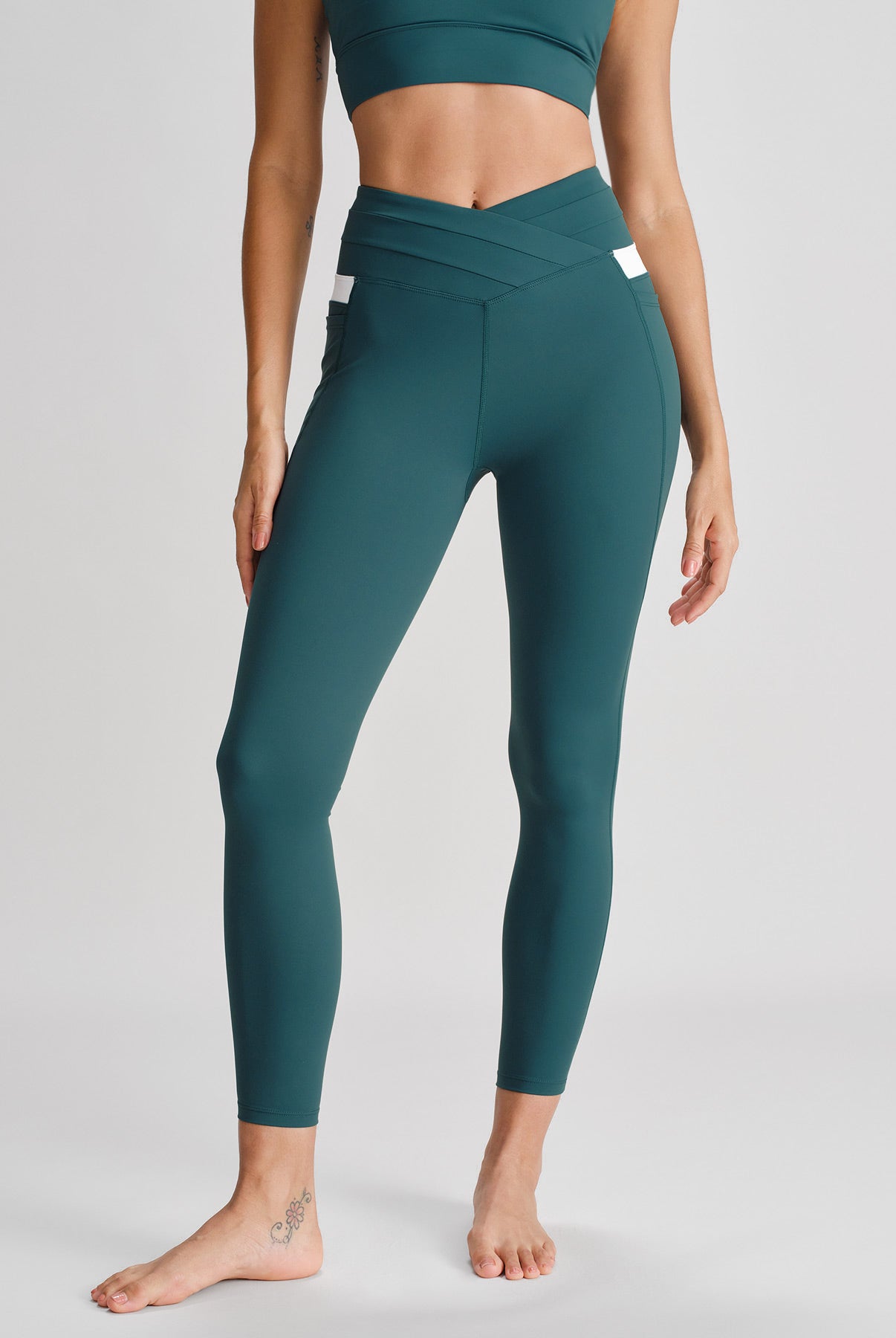 Women's Knitted Nylon Leggings Sustainable Yoga Bottoms - BERLOOK