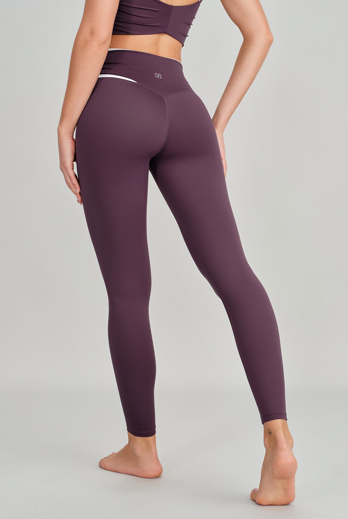Women's Knitted Nylon Leggings Sustainable Yoga Bottoms - BERLOOK