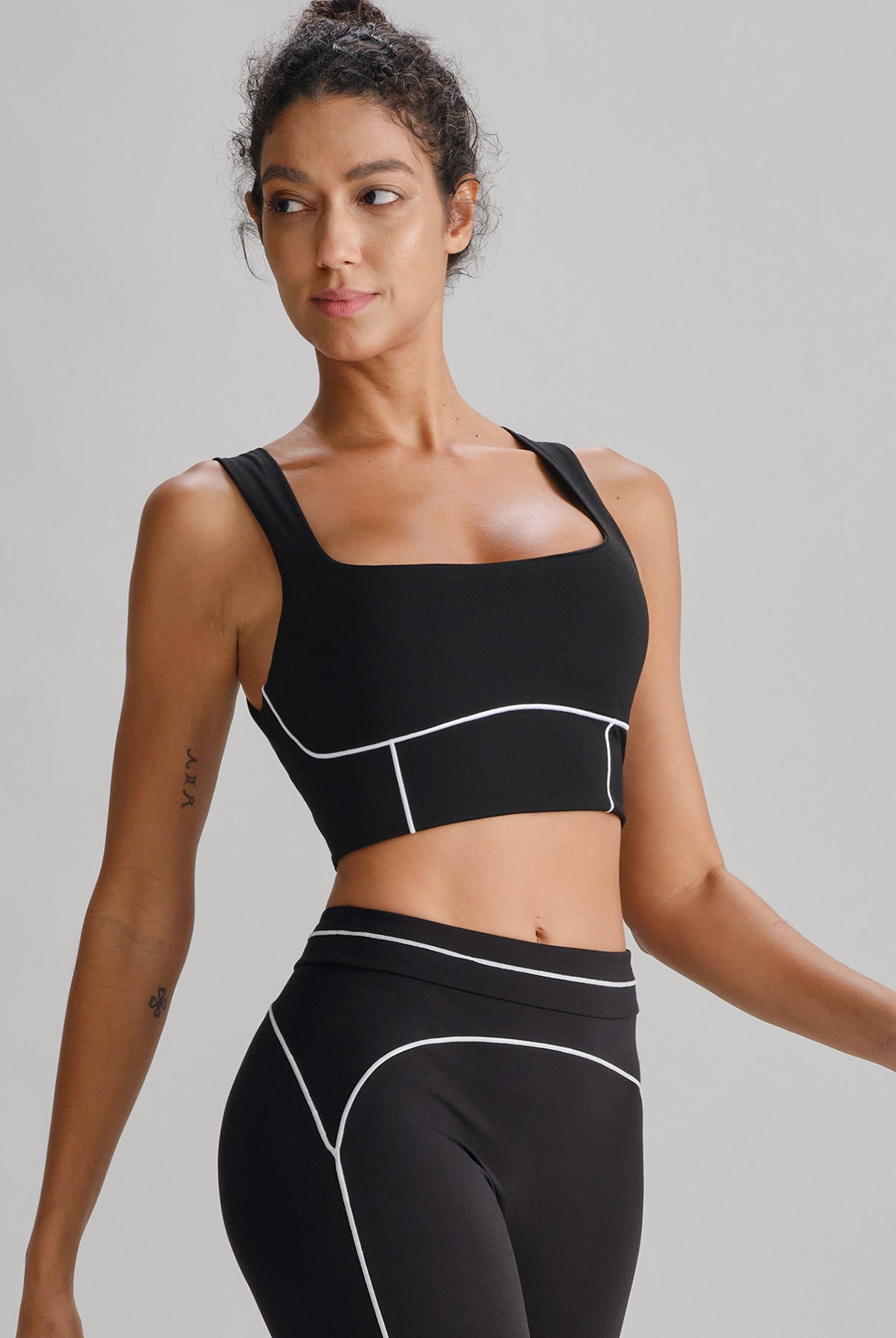 Women's Knitted Nylon Sports Bra Black Sustainable Yoga Tops - BERLOOK