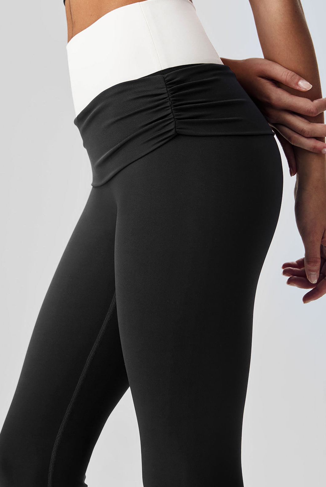 Women's Knitted Nylon Yoga Leggings Sustainable Yoga Bottoms - BERLOOK