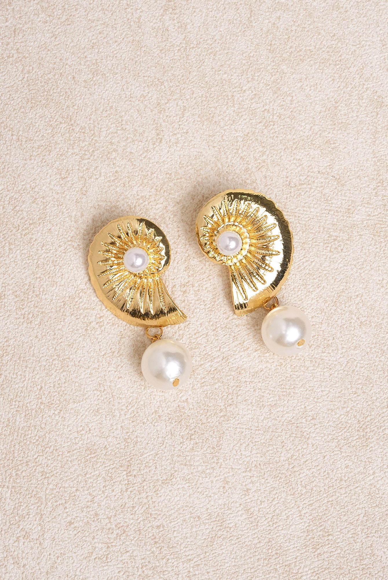 Women's Pearl Conch Earrings Gold Sustainable Earrings - BERLOOK