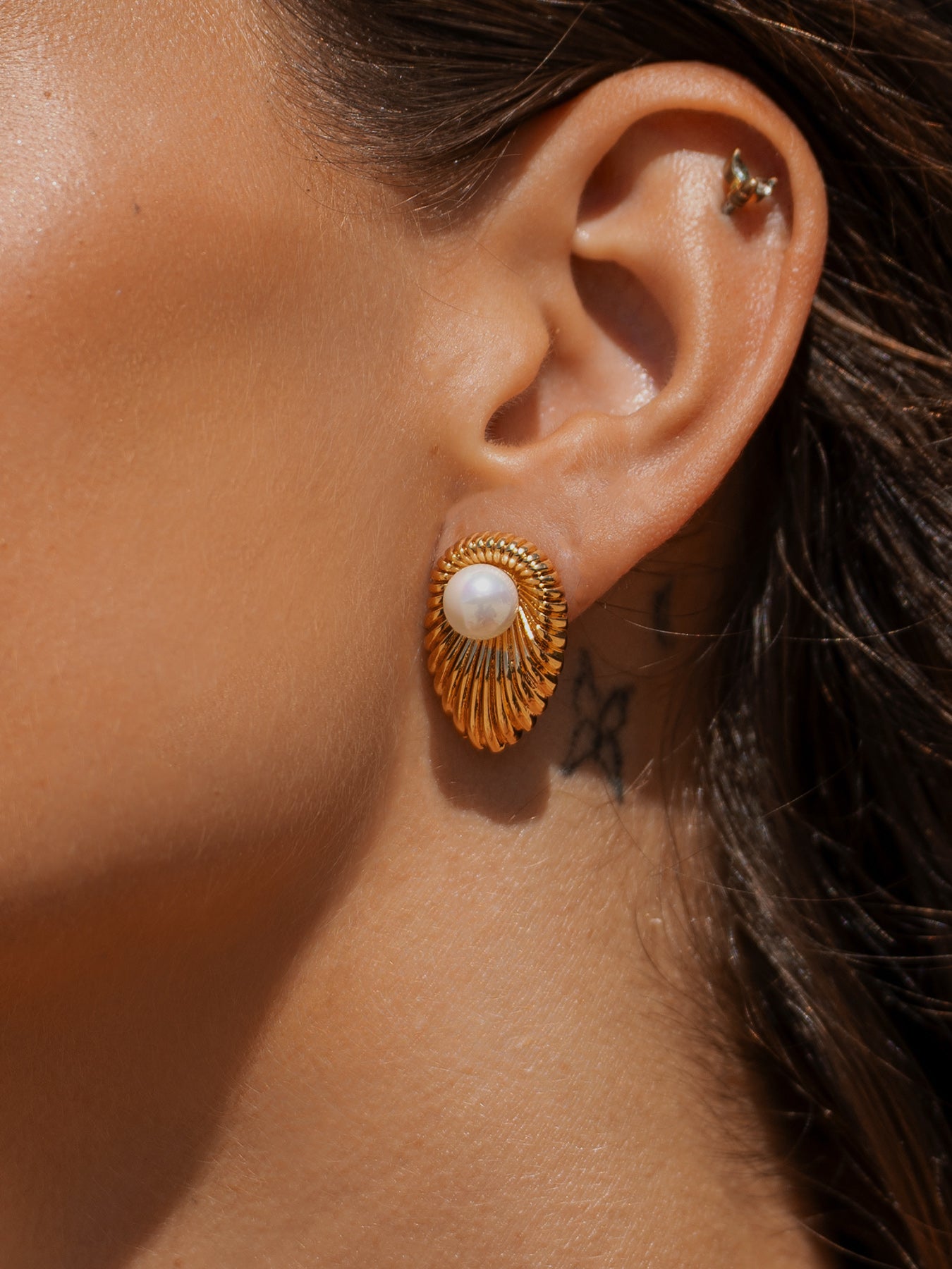 Ladies' Copper Pearl and Shell Stud Earrings Sustainable Earrings - BERLOOK