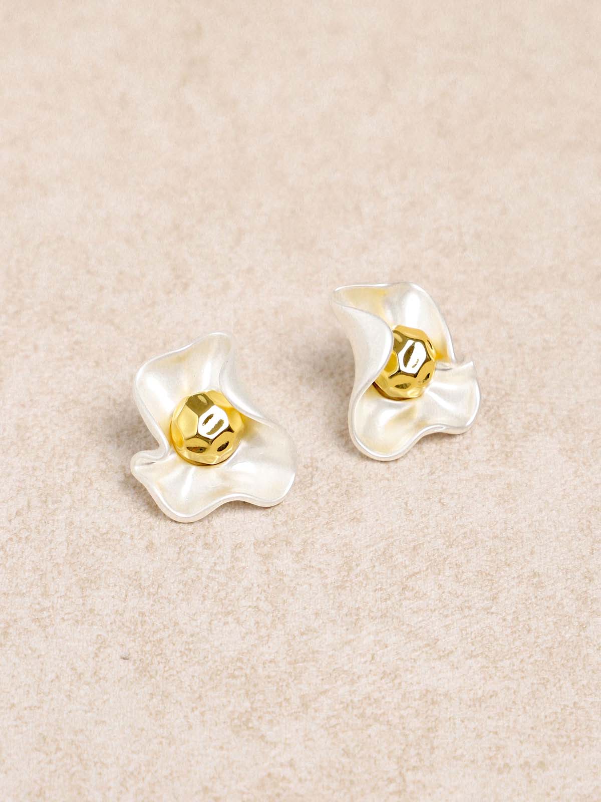 Women's Alloy Flower Earrings White Sustainable Earrings - BERLOOK
