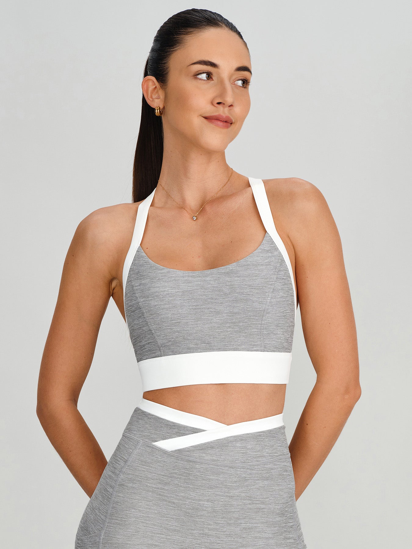 Women's Color-Block Knitted Nylon Yoga Sports Bra Light Grey Sustainable Yoga Tops - BERLOOK