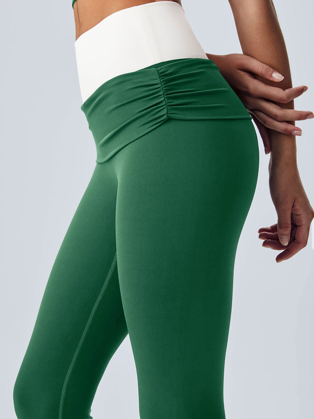 Women's knitted nylon leggings Sustainable Yoga Bottoms - BERLOOK