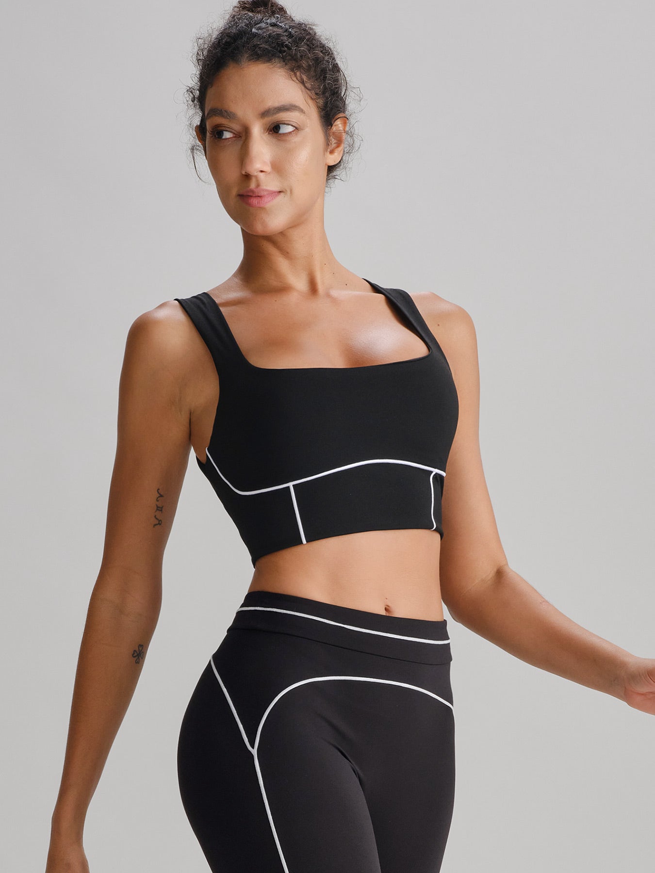 Women's Knitted Nylon Sports Bra Black Sustainable Yoga Tops - BERLOOK