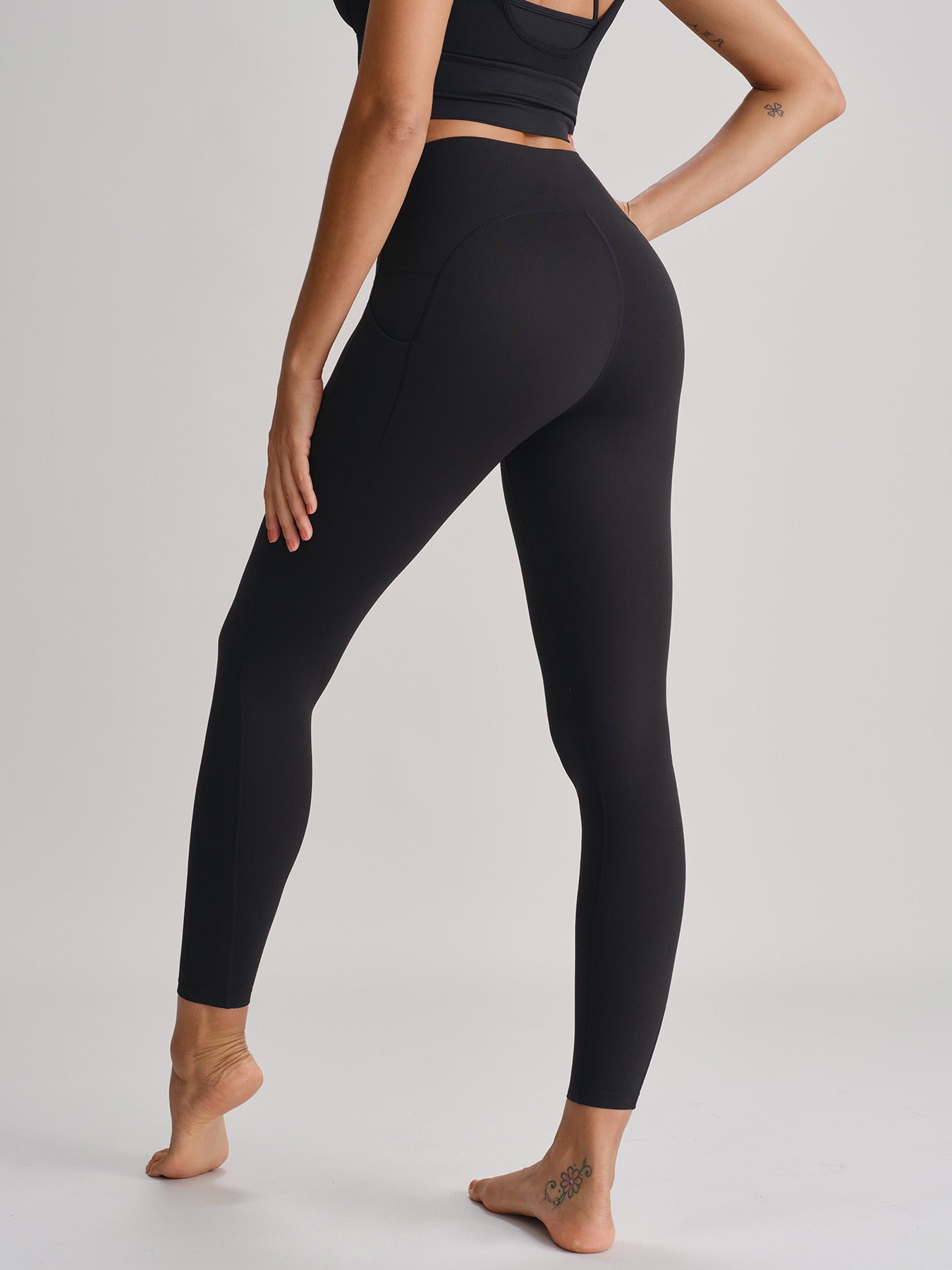 Women's Knitted Nylon Yoga Leggings Black Sustainable Yoga Bottoms - BERLOOK