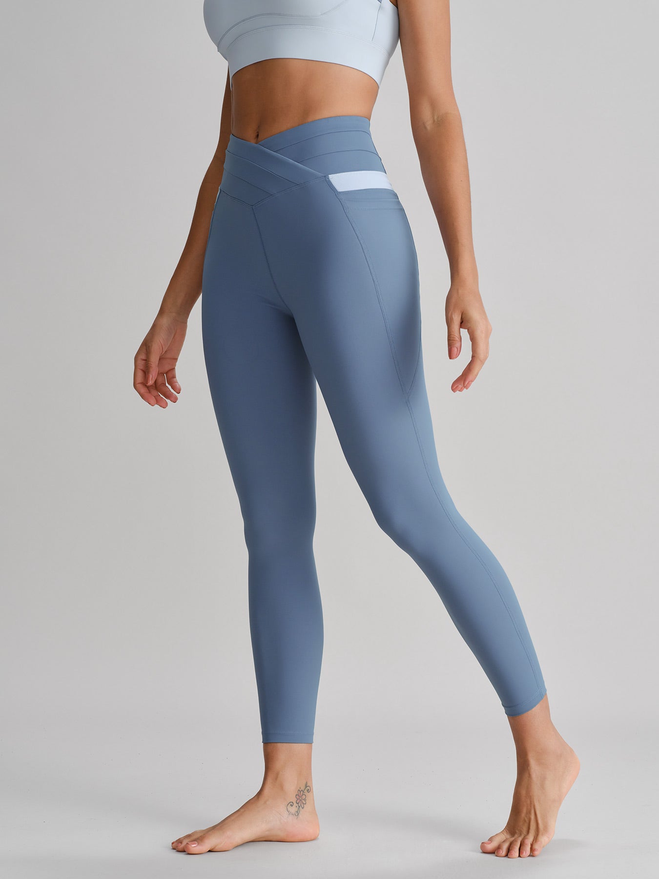 Women's Knitted Nylon Yoga Leggings Blue Sustainable Yoga Bottoms - BERLOOK