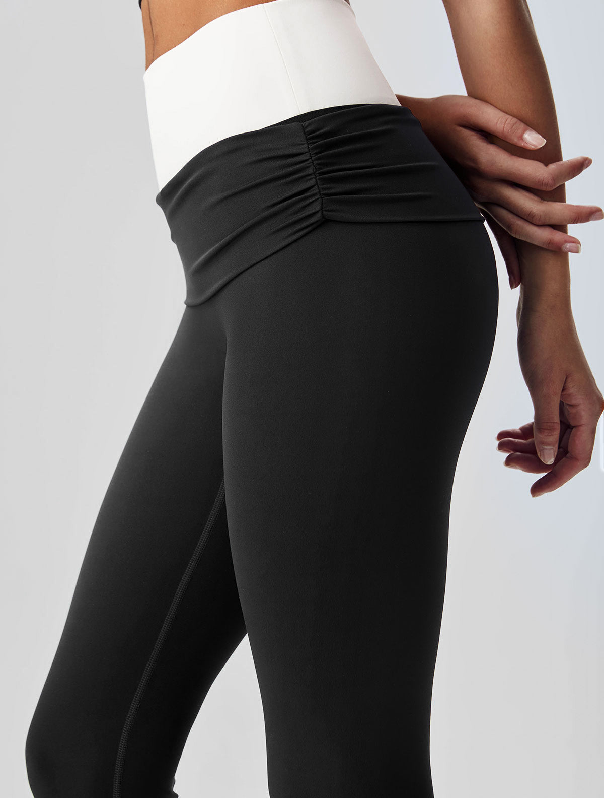 Women's Knitted Nylon Yoga Leggings Sustainable Yoga Bottoms - BERLOOK