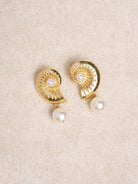 Women's Pearl Conch Earrings Gold Sustainable Earrings - BERLOOK